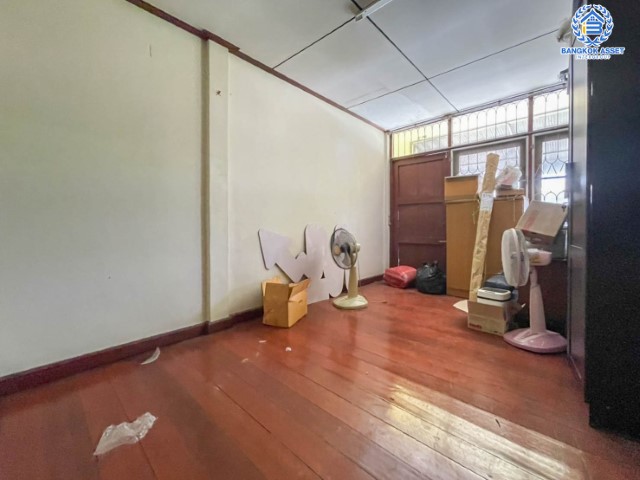 ทาวน์เฮ้าส์มือสองย่านกรุงเทพฯ ม.ลาดพร้าว109 ลาดพร้าว เนื้อที่กว้างขวางถึง 27 ตร.ว. ฟังก์ชัน 3 ห้องนอน 2 ห้องน้ำ 1 ที่จอดรถ ทาวน์เฮ้าส์หลังใหญ่ เดินทางสะดวก ติดถ.ลาดพร้าว โซนสนามบินสุวรรณภูมิ ใกล้รถไฟฟ้าสายแอร์พอร์ตเรลลิงก์ "สถานีหัวหมาก"